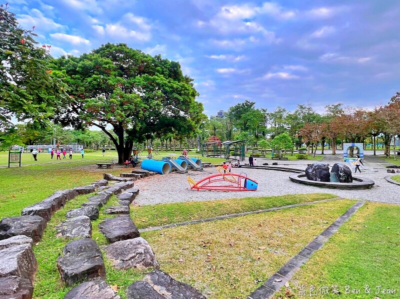 宜蘭縣宜蘭市宜蘭運動公園兒童遊戲區 ​》宜蘭運動公園戰艦溜滑梯，機器人鞦韆、大榕樹、大草坪、大砂池真好玩