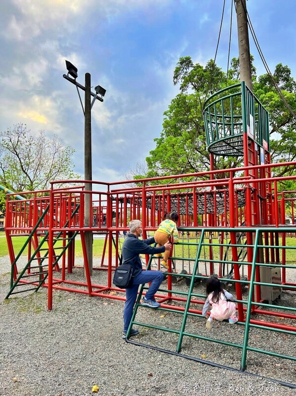 宜蘭縣宜蘭市宜蘭運動公園兒童遊戲區 ​》宜蘭運動公園戰艦溜滑梯，機器人鞦韆、大榕樹、大草坪、大砂池真好玩