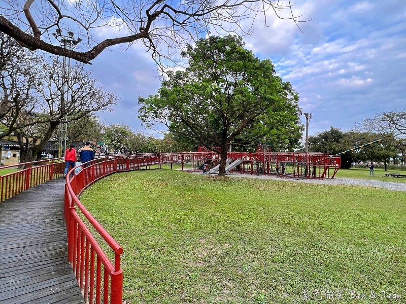 宜蘭縣宜蘭市宜蘭運動公園兒童遊戲區 ​》宜蘭運動公園戰艦溜滑梯，機器人鞦韆、大榕樹、大草坪、大砂池真好玩