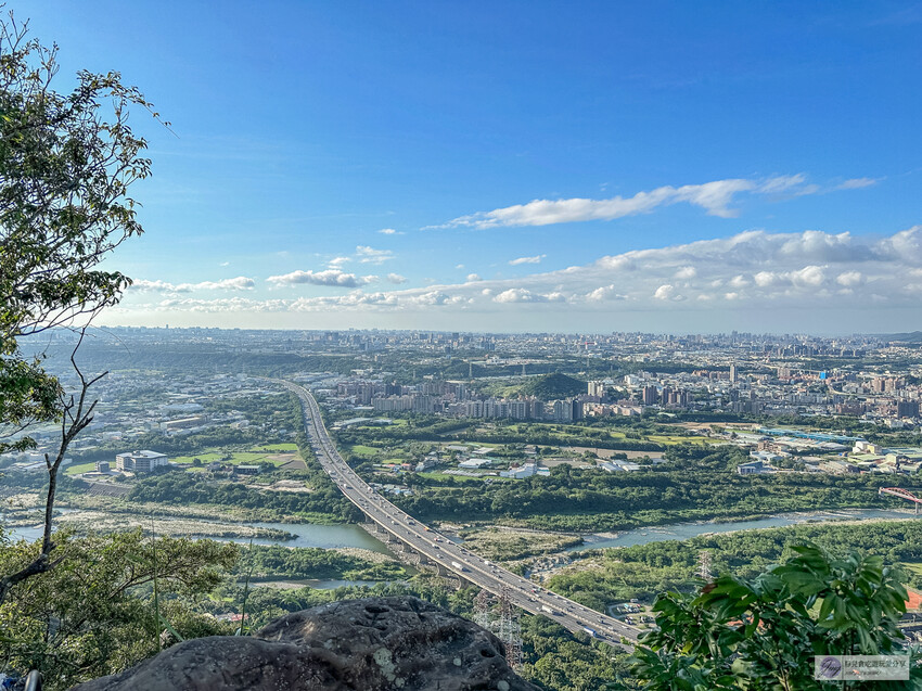 三峽IG秘境鳶山岩！五分鐘就能到達180度大台北美景，健行必來打卡景點。
