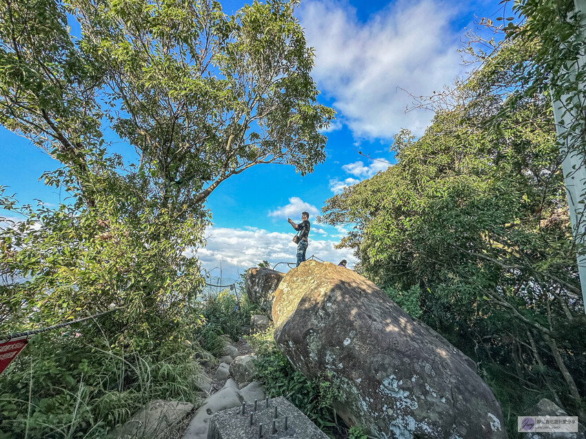 三峽IG秘境鳶山岩！五分鐘就能到達180度大台北美景，健行必來打卡景點。