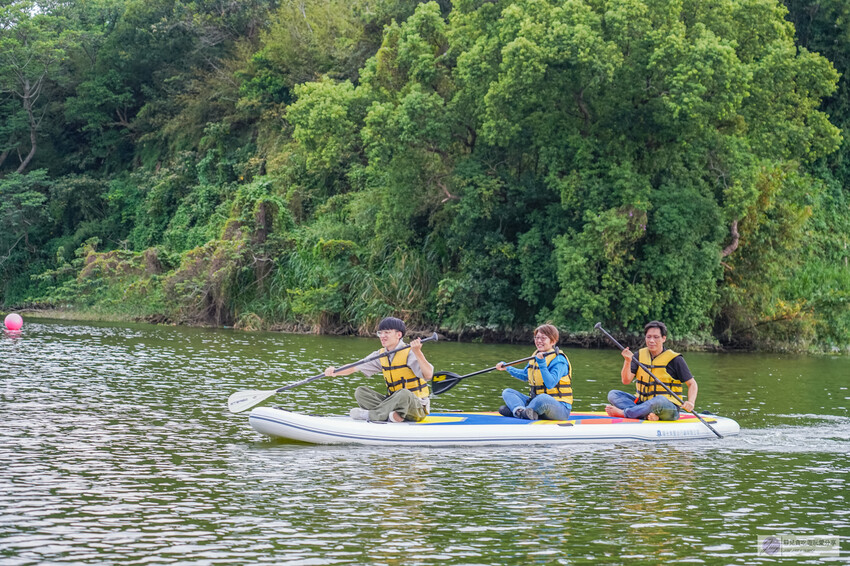 新竹青草湖新玩法！水上活動懶人包，SUP、天鵝船、電動船，情侶親子都適合。