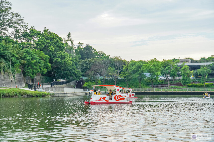 新竹青草湖新玩法！水上活動懶人包，SUP、天鵝船、電動船，情侶親子都適合。
