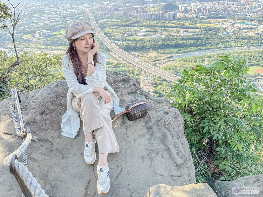 三峽IG秘境鳶山岩！五分鐘就能到達180度大台北美景，健行必來打卡景點。