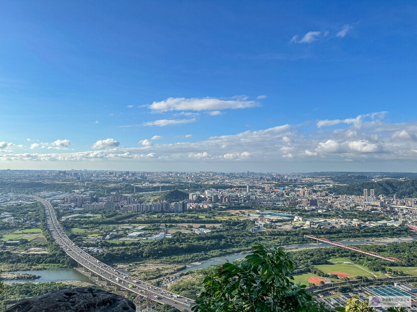 三峽IG秘境鳶山岩！五分鐘就能到達180度大台北美景，健行必來打卡景點。