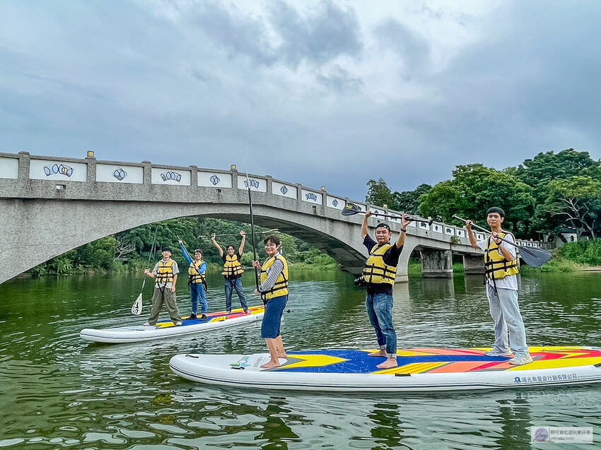 新竹青草湖新玩法！水上活動懶人包，SUP、天鵝船、電動船，情侶親子都適合。