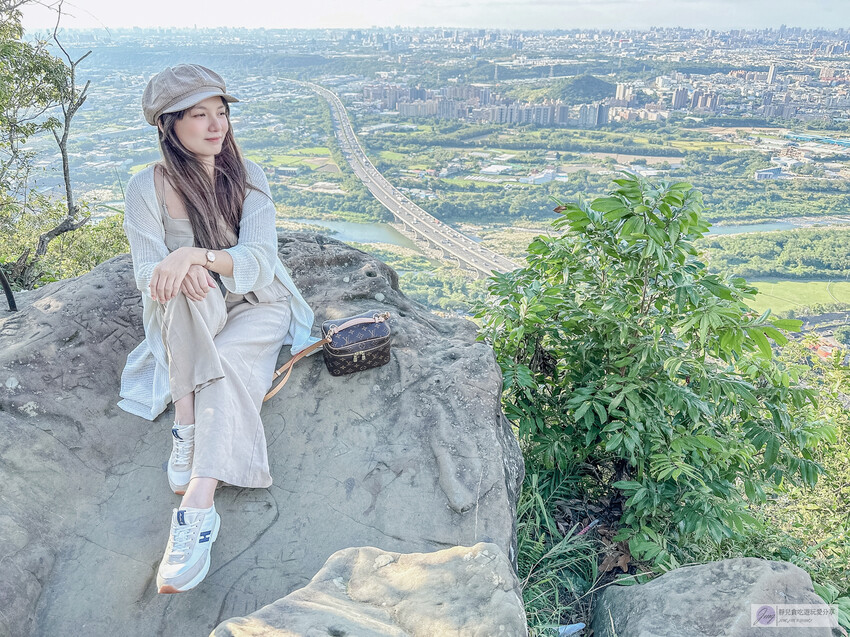 三峽IG秘境鳶山岩！五分鐘就能到達180度大台北美景，健行必來打卡景點。