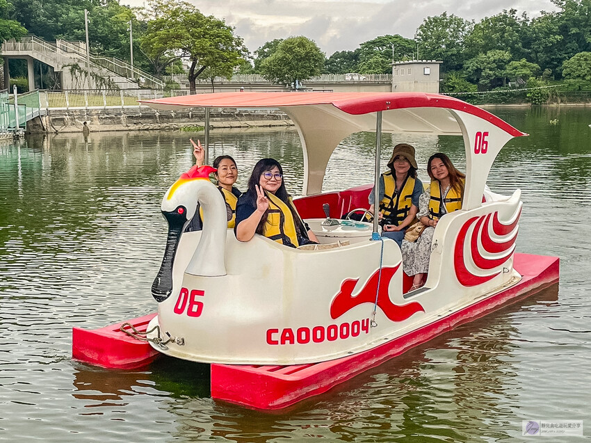 新竹青草湖新玩法！水上活動懶人包，SUP、天鵝船、電動船，情侶親子都適合。