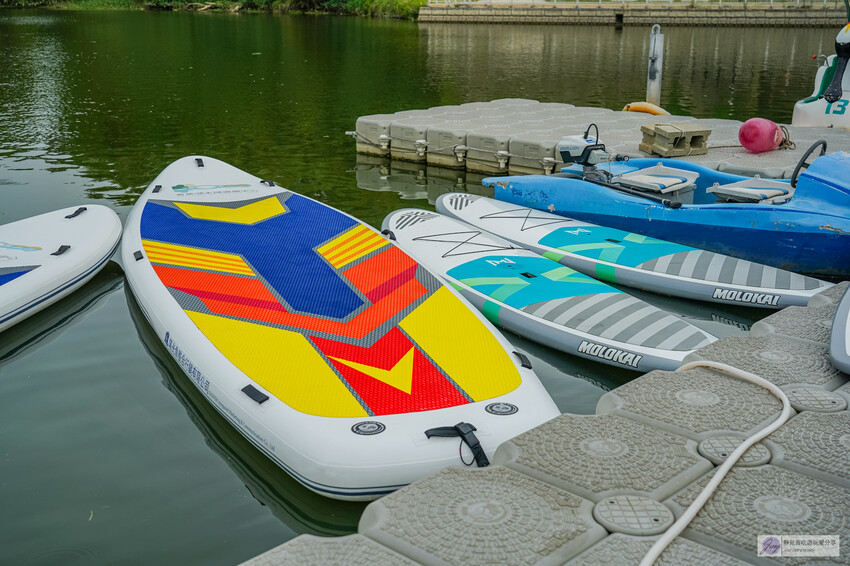 新竹青草湖新玩法！水上活動懶人包，SUP、天鵝船、電動船，情侶親子都適合。