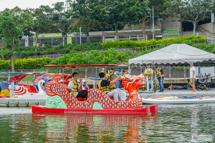 新竹青草湖新玩法！水上活動懶人包，SUP、天鵝船、電動船，情侶親子都適合。