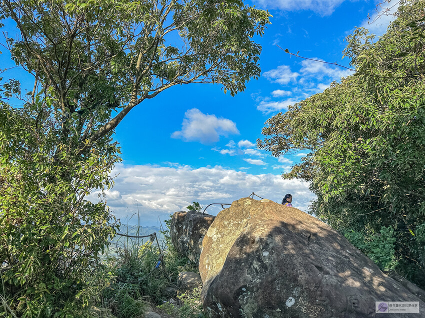 三峽IG秘境鳶山岩！五分鐘就能到達180度大台北美景，健行必來打卡景點。