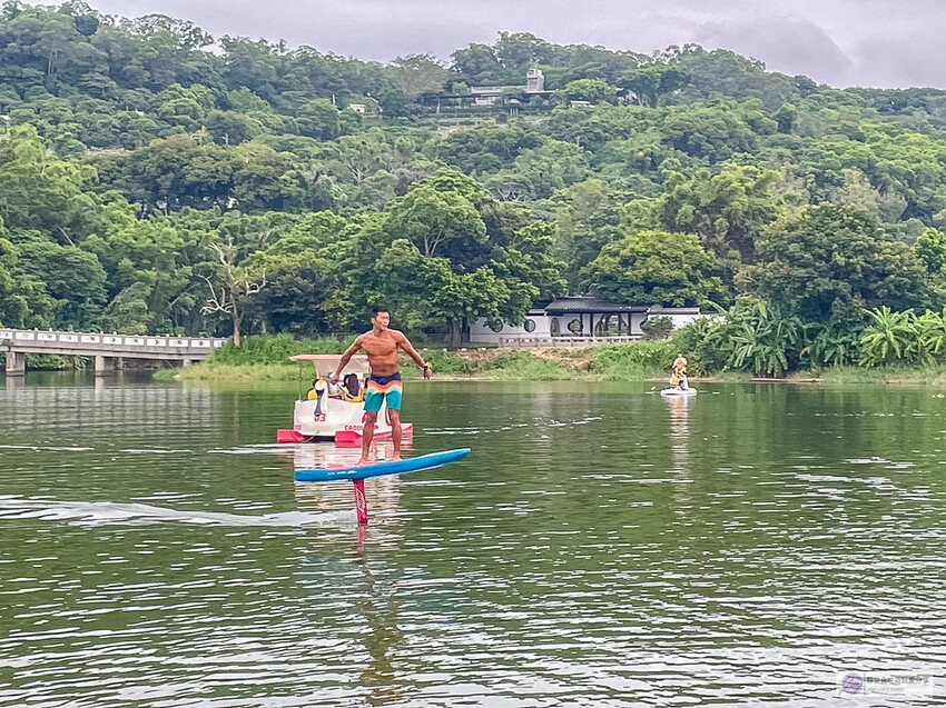 新竹青草湖新玩法！水上活動懶人包，SUP、天鵝船、電動船，情侶親子都適合。