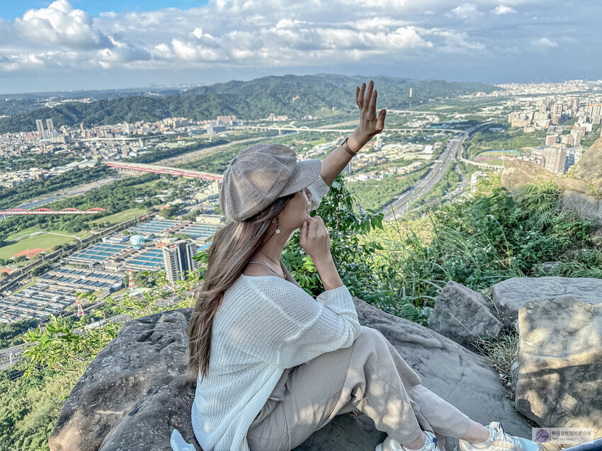 三峽IG秘境鳶山岩！五分鐘就能到達180度大台北美景，健行必來打卡景點。