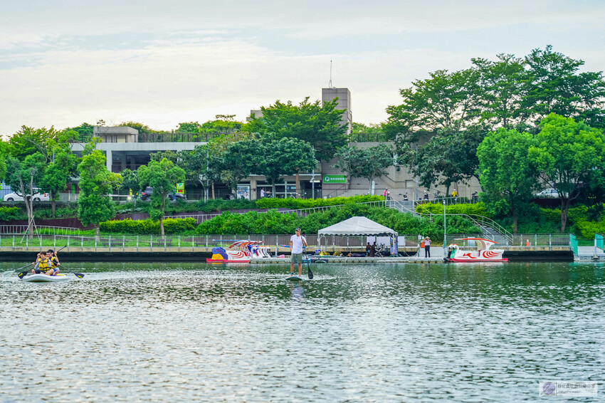 新竹青草湖新玩法！水上活動懶人包，SUP、天鵝船、電動船，情侶親子都適合。