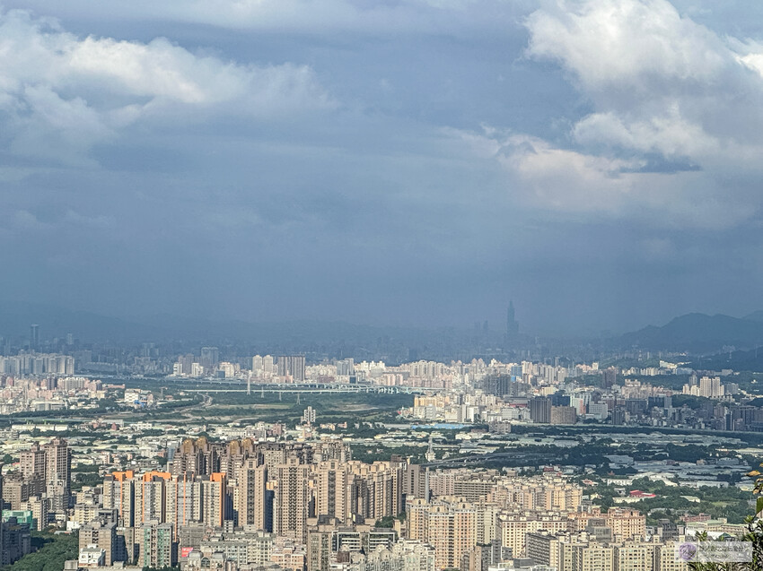 三峽IG秘境鳶山岩！五分鐘就能到達180度大台北美景，健行必來打卡景點。