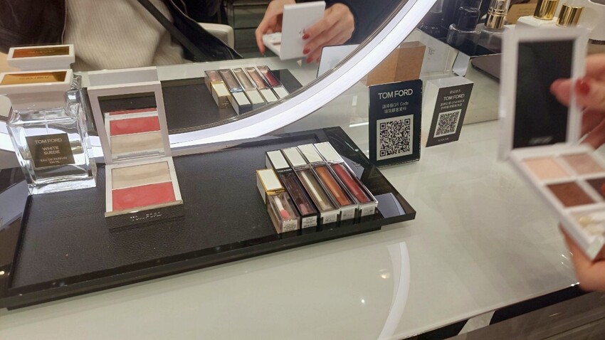 彩妝| 高雄漢神巨蛋TOM FORD聖誕節眼部彩妝體驗,︀聖誕閃閃迷濛的質感眼妝