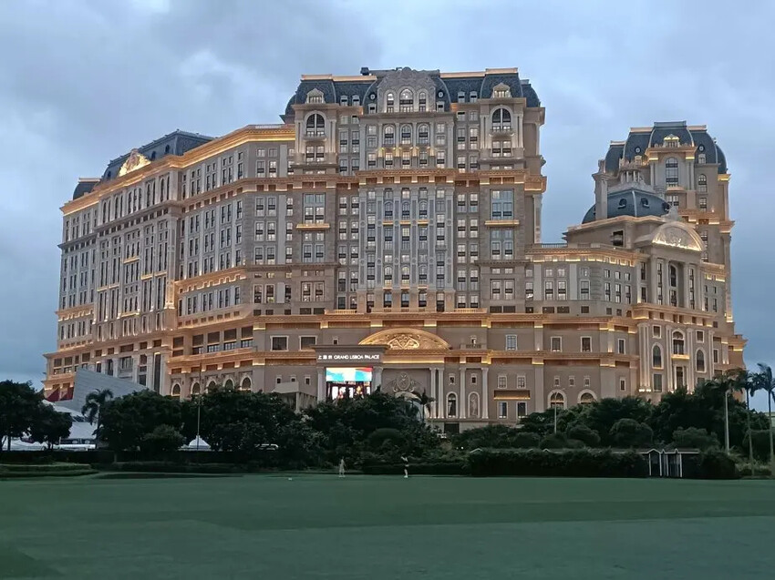 探索澳門小拉斯維加斯魅力!永利皇宮水舞、免費纜車體驗與必吃葡式蛋塔。