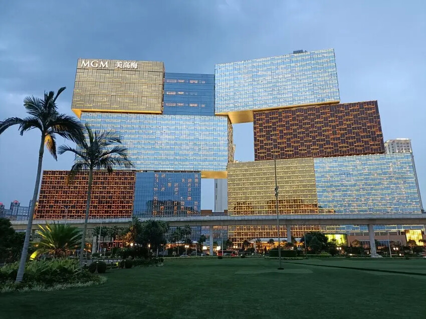 探索澳門小拉斯維加斯魅力!永利皇宮水舞、免費纜車體驗與必吃葡式蛋塔。