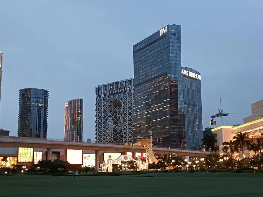 探索澳門小拉斯維加斯魅力!永利皇宮水舞、免費纜車體驗與必吃葡式蛋塔。