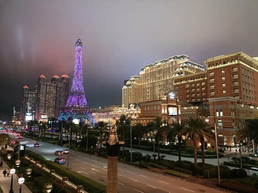 探索澳門小拉斯維加斯魅力!永利皇宮水舞、免費纜車體驗與必吃葡式蛋塔。