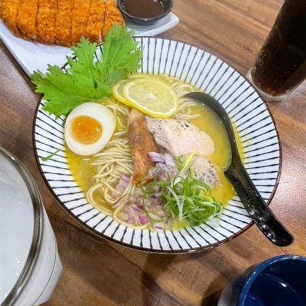 新北市板橋區【板橋美食】拉麵控必吃，駟阪麵屋-雞白湯拉麵，難忘濃香的湯頭，可無限續麵，大胃王快來挑戰，鮮嫩炸豬排【新北美食】板橋車站餐廳