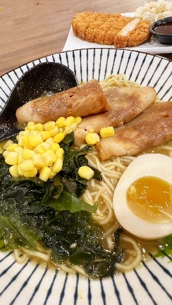 新北市板橋區【板橋美食】拉麵控必吃，駟阪麵屋-雞白湯拉麵，難忘濃香的湯頭，可無限續麵，大胃王快來挑戰，鮮嫩炸豬排【新北美食】板橋車站餐廳