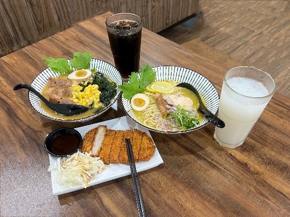 新北市板橋區【板橋美食】拉麵控必吃，駟阪麵屋-雞白湯拉麵，難忘濃香的湯頭，可無限續麵，大胃王快來挑戰，鮮嫩炸豬排【新北美食】板橋車站餐廳