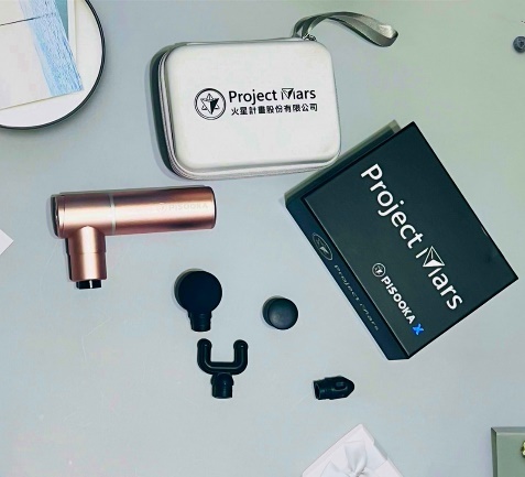 筋膜槍推薦！筋膜槍專家～火星計畫，Pisooka X 肌肉放鬆迷你輕量筋膜槍，小巧精緻攜帶方便，4組轉換頭使用好舒服！【筋膜槍】