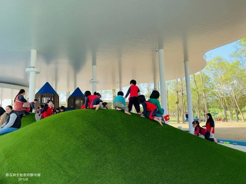 宜蘭最新最大共融式公園『薛長興樂活館』純白色半開放的雨遮空間