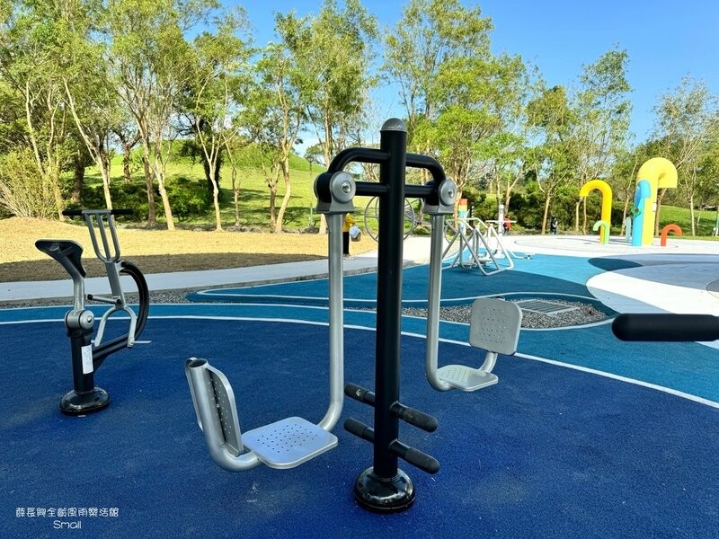 宜蘭最新最大共融式公園『薛長興樂活館』純白色半開放的雨遮空間