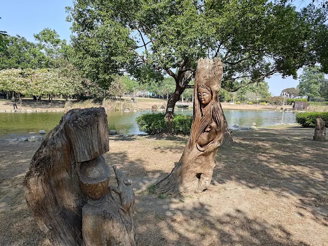 溪州公園 - 綠意湖 - 樹雕 - 美女 - 老鼠 溪州公園 - 綠意湖 - 樹雕 - 美女 - 老鼠