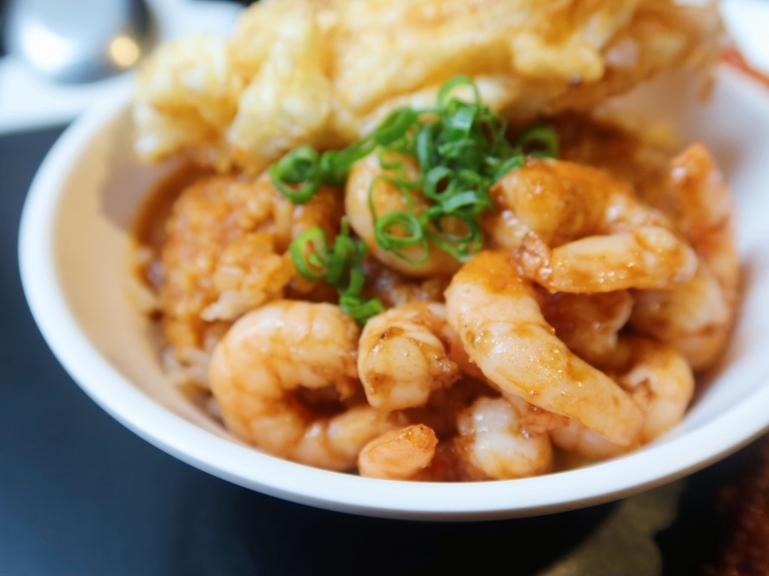 北門-蝦仁飯·煲湯,蝦仁飯加半熟蛋,古早味炸排骨值得一試,北門捷運站美食