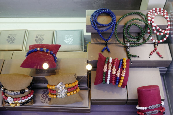 鶯歌陶瓷老街必逛的未來能量實驗室能量礦晶體,高科技與古老智慧完美結合的有感能量商品,簡單測試就能感受震撼