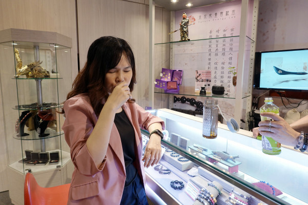 鶯歌陶瓷老街必逛的未來能量實驗室能量礦晶體,高科技與古老智慧完美結合的有感能量商品,簡單測試就能感受震撼