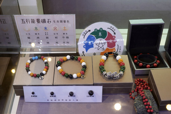鶯歌陶瓷老街必逛的未來能量實驗室能量礦晶體,高科技與古老智慧完美結合的有感能量商品,簡單測試就能感受震撼