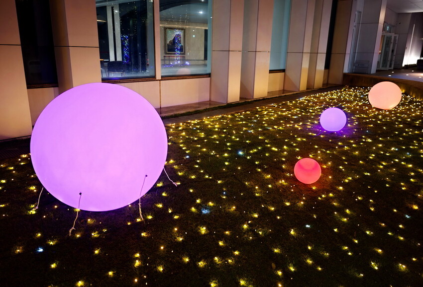 最適合過聖誕、耶誕氣氛最濃【2024必拍超夢幻聖誕打卡熱點】10層樓高聖誕禮物盒、7.5米高聖誕樹 - TinTin緹緹的旋律