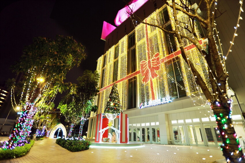 最適合過聖誕、耶誕氣氛最濃【2024必拍超夢幻聖誕打卡熱點】10層樓高聖誕禮物盒、7.5米高聖誕樹 - TinTin緹緹的旋律