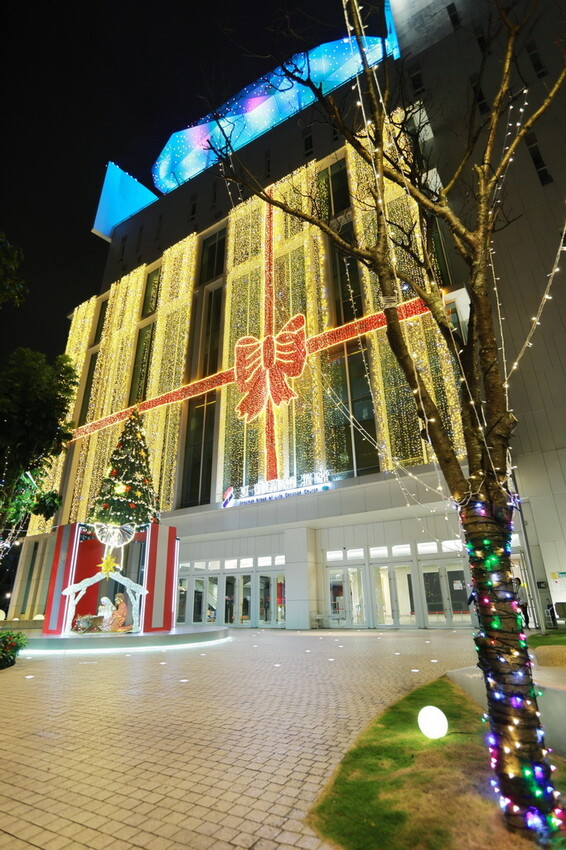 最適合過聖誕、耶誕氣氛最濃【2024必拍超夢幻聖誕打卡熱點】10層樓高聖誕禮物盒、7.5米高聖誕樹 - TinTin緹緹的旋律