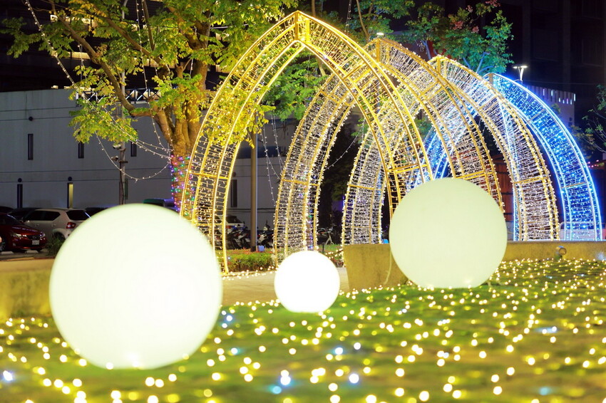 最適合過聖誕、耶誕氣氛最濃【2024必拍超夢幻聖誕打卡熱點】10層樓高聖誕禮物盒、7.5米高聖誕樹 - TinTin緹緹的旋律