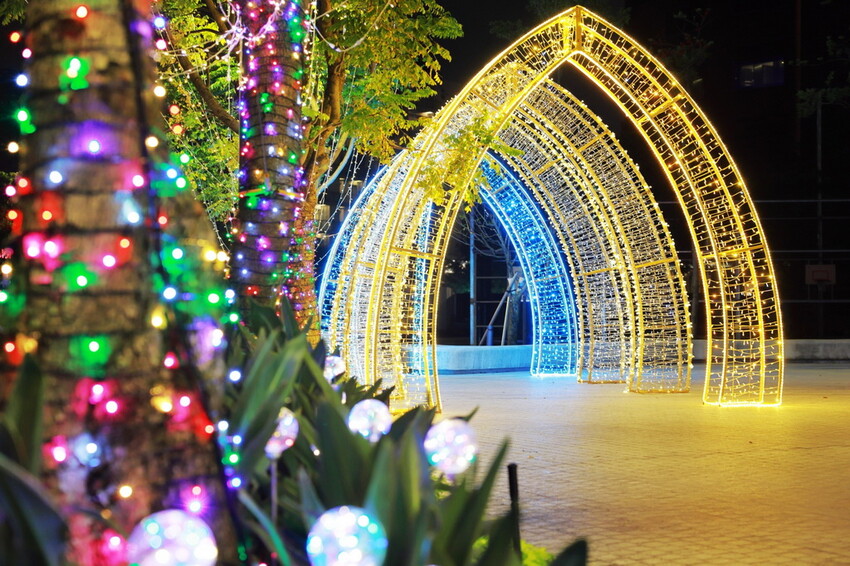 最適合過聖誕、耶誕氣氛最濃【2024必拍超夢幻聖誕打卡熱點】10層樓高聖誕禮物盒、7.5米高聖誕樹 - TinTin緹緹的旋律