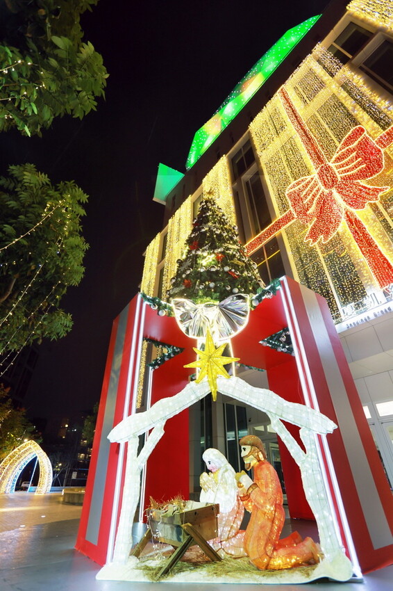 最適合過聖誕、耶誕氣氛最濃【2024必拍超夢幻聖誕打卡熱點】10層樓高聖誕禮物盒、7.5米高聖誕樹 - TinTin緹緹的旋律