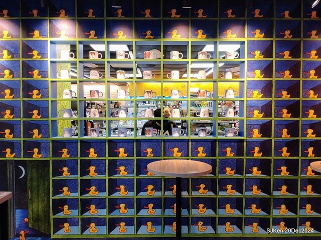 Hi-Life Convenience store Hsinchu river branch store with Jimmy painting theme store, 新竹 Hi-life 護城河畔幾米主題店 by SJKen , Dec 20, 2024. Hi-Life Convenience store Hsinchu river branch store with Jimmy painting theme store, 新竹 Hi-life 護城河畔幾米主題店 by SJKen , Dec 20, 2024.