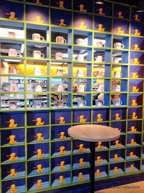 Hi-Life Convenience store Hsinchu river branch store with Jimmy painting theme store, 新竹 Hi-life 護城河畔幾米主題店 by SJKen , Dec 20, 2024. Hi-Life Convenience store Hsinchu river branch store with Jimmy painting theme store, 新竹 Hi-life 護城河畔幾米主題店 by SJKen , Dec 20, 2024.