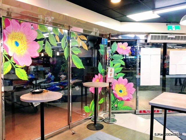 Hi-Life Convenience store Hsinchu river branch store with Jimmy painting theme store, 新竹 Hi-life 護城河畔幾米主題店 by SJKen , Dec 20, 2024. Hi-Life Convenience store Hsinchu river branch store with Jimmy painting theme store, 新竹 Hi-life 護城河畔幾米主題店 by SJKen , Dec 20, 2024.