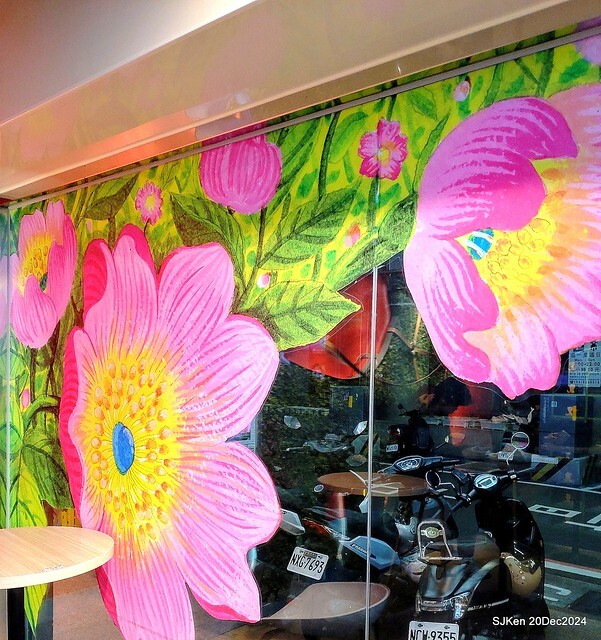 Hi-Life Convenience store Hsinchu river branch store with Jimmy painting theme store, 新竹 Hi-life 護城河畔幾米主題店 by SJKen , Dec 20, 2024. Hi-Life Convenience store Hsinchu river branch store with Jimmy painting theme store, 新竹 Hi-life 護城河畔幾米主題店 by SJKen , Dec 20, 2024.