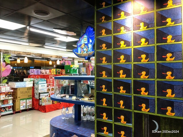 Hi-Life Convenience store Hsinchu river branch store with Jimmy painting theme store, 新竹 Hi-life 護城河畔幾米主題店 by SJKen , Dec 20, 2024. Hi-Life Convenience store Hsinchu river branch store with Jimmy painting theme store, 新竹 Hi-life 護城河畔幾米主題店 by SJKen , Dec 20, 2024.