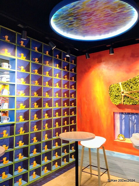 Hi-Life Convenience store Hsinchu river branch store with Jimmy painting theme store, 新竹 Hi-life 護城河畔幾米主題店 by SJKen , Dec 20, 2024. Hi-Life Convenience store Hsinchu river branch store with Jimmy painting theme store, 新竹 Hi-life 護城河畔幾米主題店 by SJKen , Dec 20, 2024.