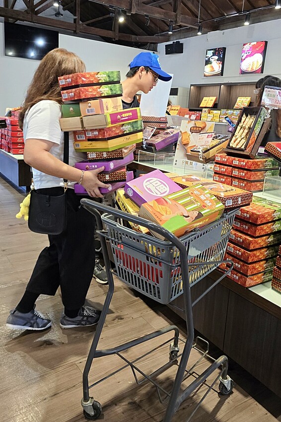 台中后里旅途中繼站!!人氣百年餅店一福堂進駐百年月眉糖廠!集結休息、購物、玩樂,還能順遊全台首座神秘煙囪隧道!