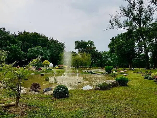 台南山上花園水道博物館!超大園區古蹟與小火車 戲水池,親子景點推薦。