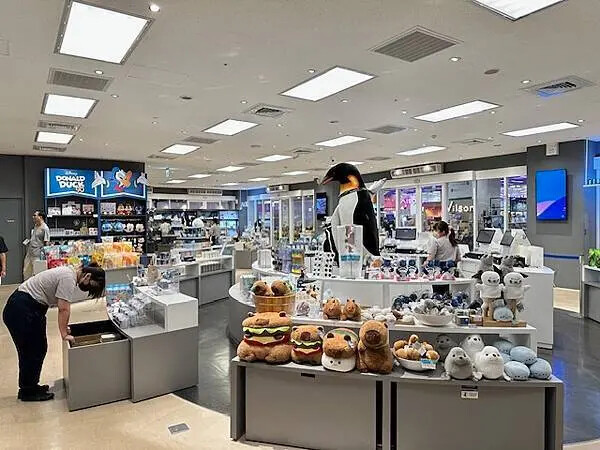 桃園Xpark水族館攻略！夢幻水母與企鵝隧道，親子必去打卡首選。